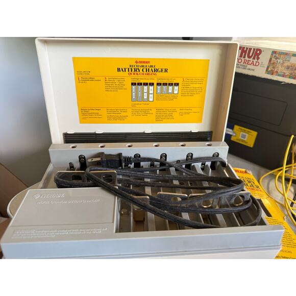 Eveready Rechargeable Battery Charger - Vintage, works! - Picture 4 of 4